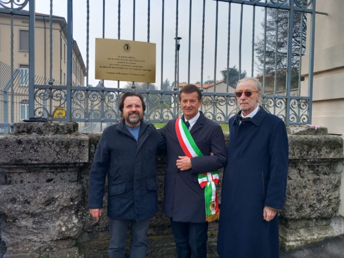 Una targa in memoria del brefotrofio di Bergamo, dove c’era la casa dei “figli di nessuno”