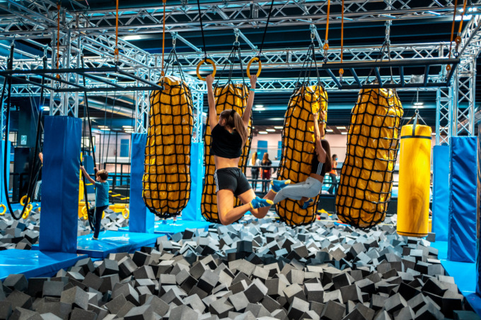 Inaugurato a Le Due Torri di Stezzano il parco giochi con trampolini, percorsi e cubi morbidi