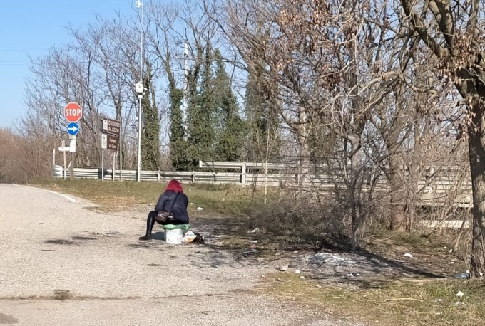 La squallida via delle prostitute lungo il fiume Serio, tra Cologno e Ghisalba