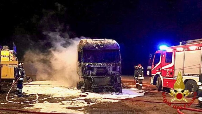 Incendio in Sardegna, bruciati tre mezzi della Vitali Spa: ipotesi dolosa