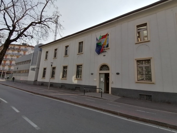 Multata a Ferragosto in via Coghetti per non aver messo il freno a mano: «L’auto aveva occupato la strada»