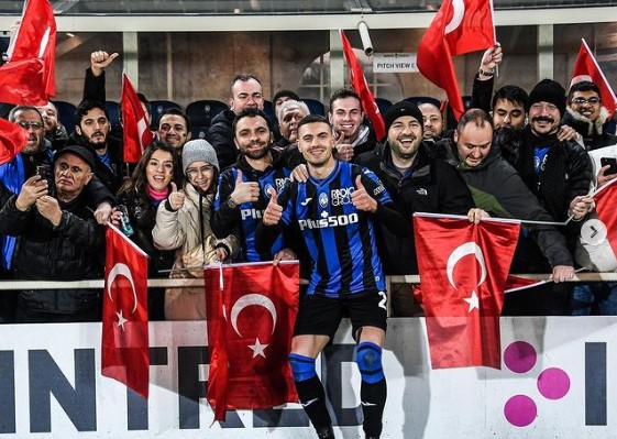 Il terremoto in Turchia e il dolore di Demiral (che mette all’asta alcune maglie)