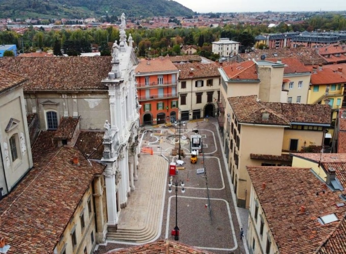 Alzano Lombardo, una scultura in piazza Italia per ricordare le vittime del Covid