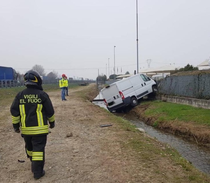 Furgone finisce fuori strada sull’A4 poco dopo Grumello, in direzione Milano