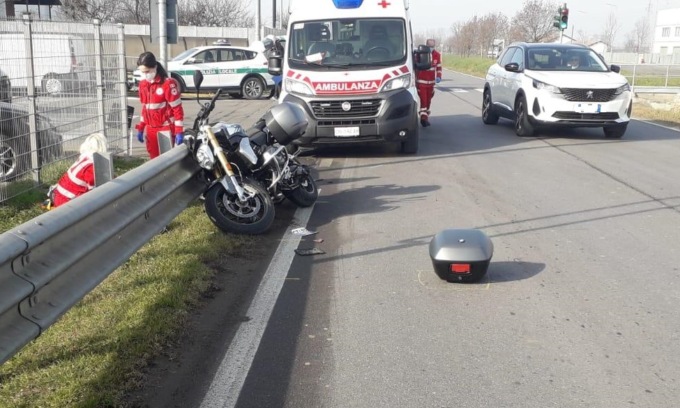 Fornovo, tampona una moto con a bordo due persone e fugge: denunciato un 28enne