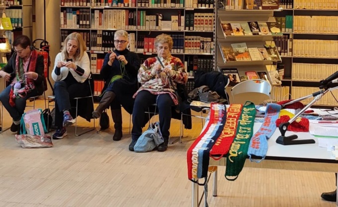 Catena umana tra Brescia e Bergamo all’uncinetto con tanto di “letture sferruzzanti” in biblioteca
