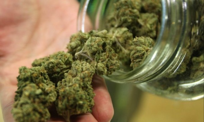 Sorpresa stupefacente: ordina su internet e riceve un pacco con la droga