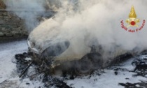 Auto a Gpl prende fuoco per strada