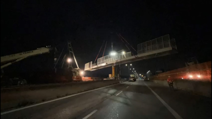 Posata la prima passerella (su due) sulla circonvallazione: video spettacolare