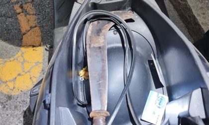 Roncola con lama di oltre 25 centimetri nel motorino: arrestato dalla Polizia Locale in via Paglia
