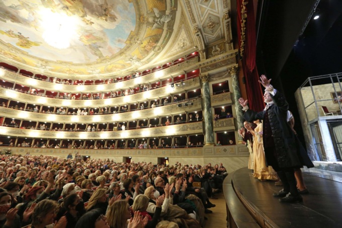 Grandissimo successo per Michele Placido al Donizetti con “La bottega del caffè”