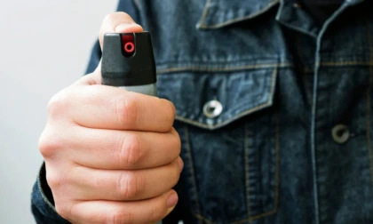 Ragazzina spruzza spray al peperoncino a scuola a Treviglio: una quindicina di studenti coinvolti, nessuno grave