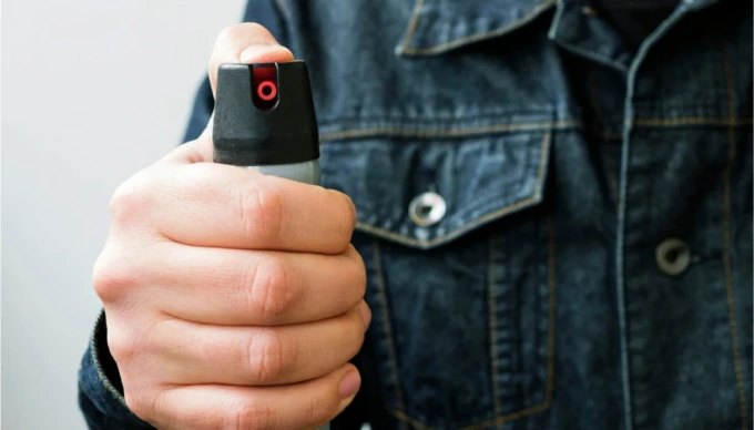 Ragazzina spruzza spray al peperoncino a scuola a Treviglio: una quindicina di studenti coinvolti, nessuno grave