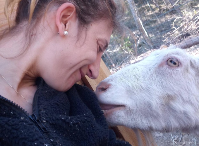 Spopola sui social il video di Paola Giudici, che fa sport lavorando: «Palestra naturale!»