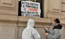 I cartelloni alle finestre di Intesa Sanpaolo? Affissi durante il corteo di Fridays for Future