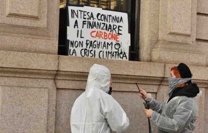 I cartelloni alle finestre di Intesa Sanpaolo? Affissi durante il corteo di Fridays for Future