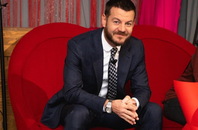 “Salutava sempre”, al Creberg arriva il finto funerale di Alessandro Cattelan