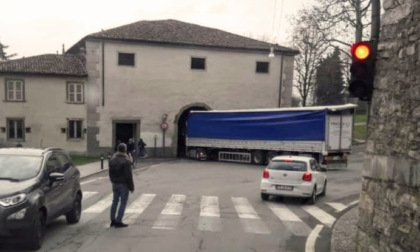 Camion incastrato in porta Sant'Agostino... Ancora una volta
