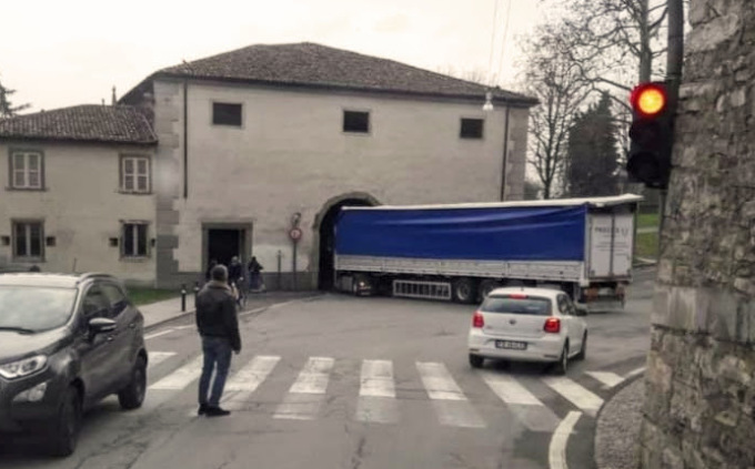 Camion incastrato in porta Sant’Agostino… Ancora una volta