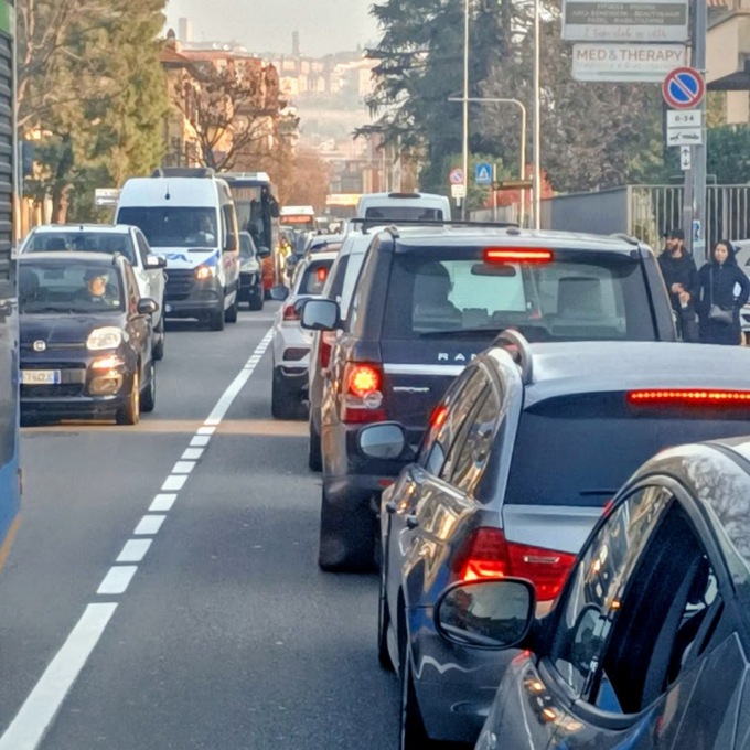 La città in coda per trenta metri di barriere fonoassorbenti