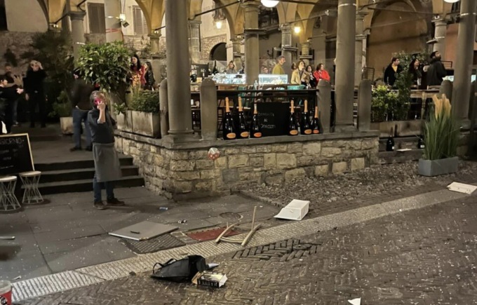 Sabato sera di paura in Città Alta: spacca una finestra e lancia oggetti e tv in strada dal quarto piano