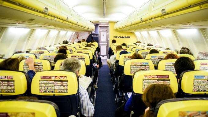 Colto da malore sul volo Ryanair per Bergamo: atterraggio d’urgenza a Pescara