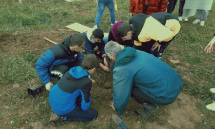 Gli alunni di Seriate hanno piantumato 50 nuovi alberi e arbusti nella natura del Parco del Serio