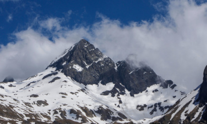 Su fino al rifugio Fratelli Calvi, punto di partenza perfetto per scoprire le nostre montagne