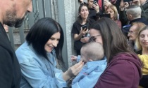 Laura Pausini a Bergamo si ferma a salutare i suoi fan e fare foto con i bambini