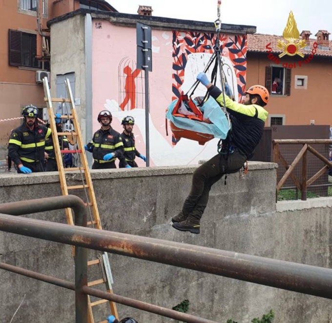 Si cala dal ponte per recuperare lo zaino finito nel Morla: gamba fratturata