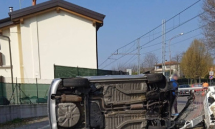 Un'auto si ribalta a Terno, intervengono i vigili del fuoco