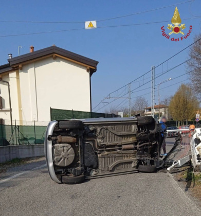 Un’auto si ribalta a Terno, intervengono i vigili del fuoco