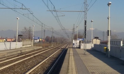 Un 38enne muore travolto dal treno alla stazione di Arcene: linea ferma