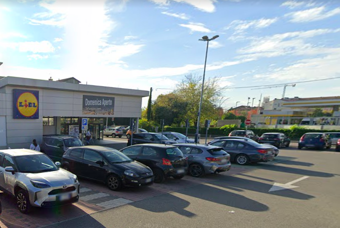 Rubano formaggi, pesce e cioccolatini in gran quantità: bloccati i due ladri delle Lidl