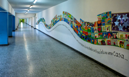 Arte che unisce: le piastrelline colorate dei bambini in Pediatria esposte nel carcere di Bollate
