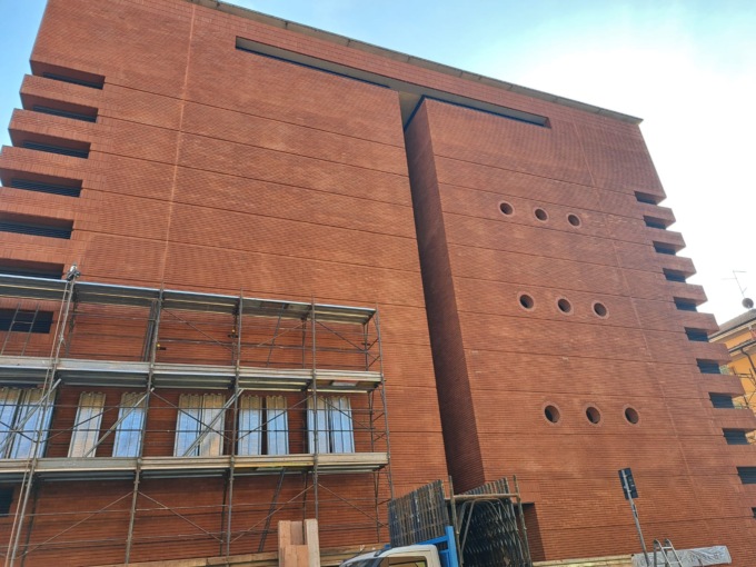 Via ai ponteggi della Biblioteca Tiraboschi: completato il restauro delle facciate