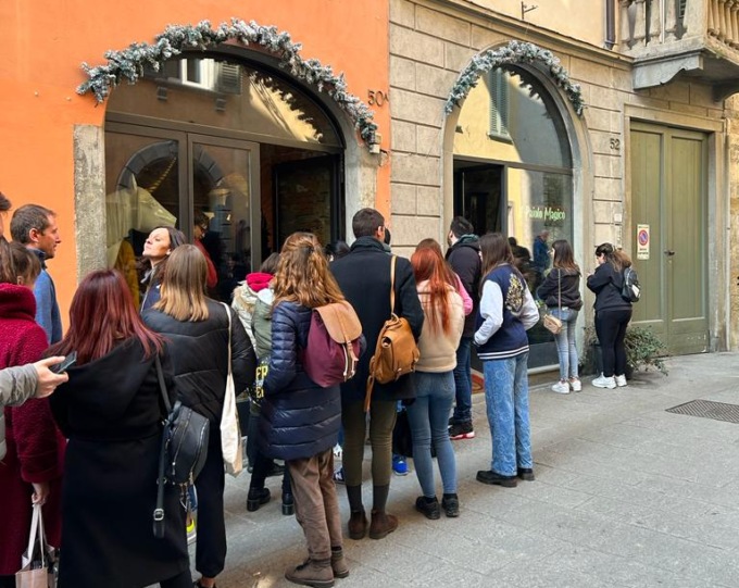 Borgo Pignolo è diventata Diagon Alley! Lunghe code per incontrare l’attore di Harry Potter