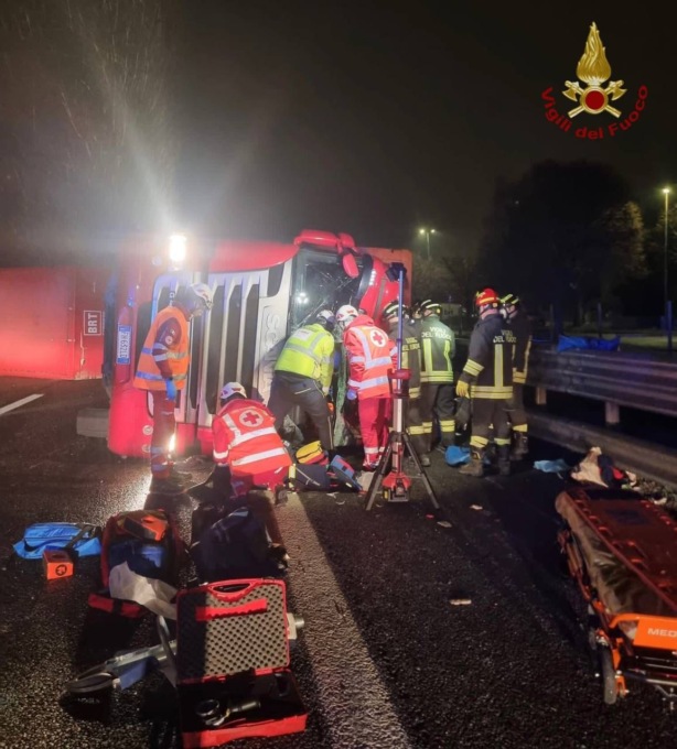 Camion si ribalta in A4: autista ferito intrappolato in cabina