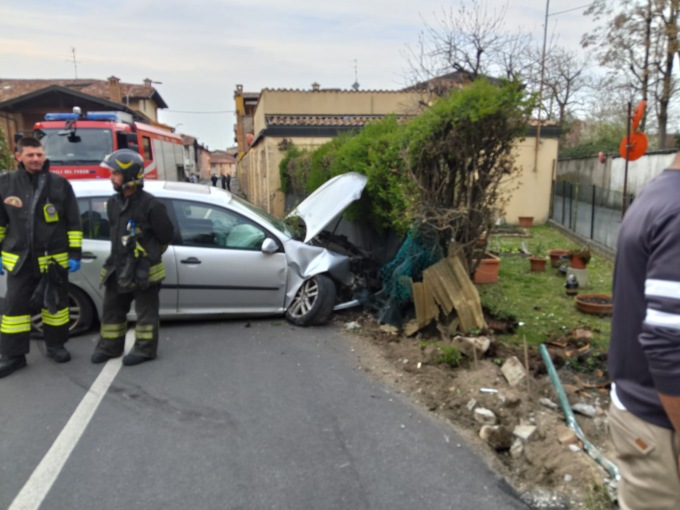 Perde il controllo dell’auto e si schianta contro la siepe di un orto a Covo