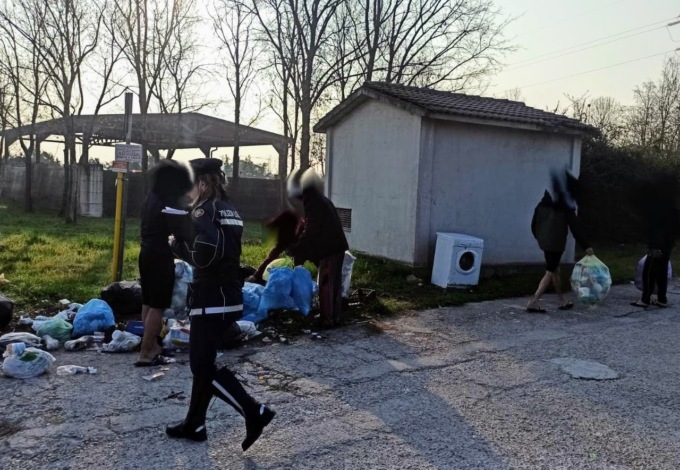 Il condominio non fa la differenziata? Gli inquilini vengono obbligati a ripulire il piazzale