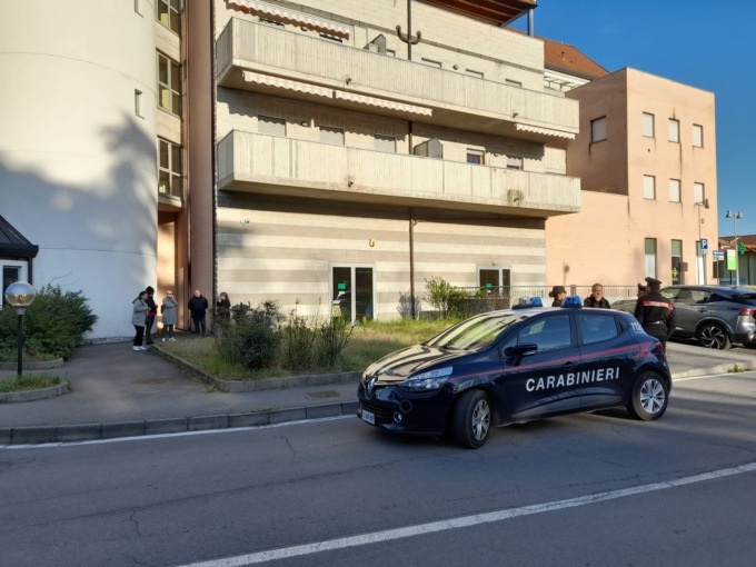 Stroncato da un malore in strada a Canonica, nulla da fare per un 49enne
