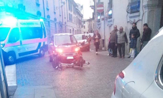 Bici travolta da un’auto in centro a Caravaggio, ferite una 22enne e una bimba di 7 anni