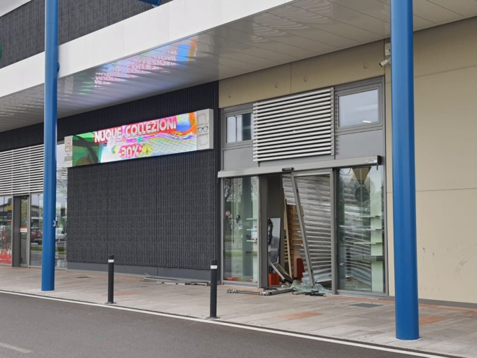Caravaggio, sfondano l’ingresso di un’ottica con l’auto e portano via occhiali per migliaia di euro