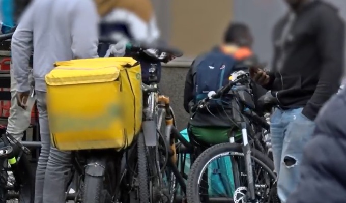 Tra i rider in Italia serpeggia il “caporalato digitale”: un caso anche a Bergamo