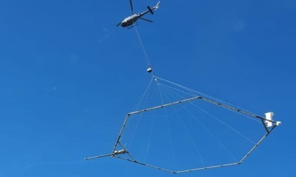 A caccia di nuovi bacini idrici con una maxi antenna attaccata a un elicottero