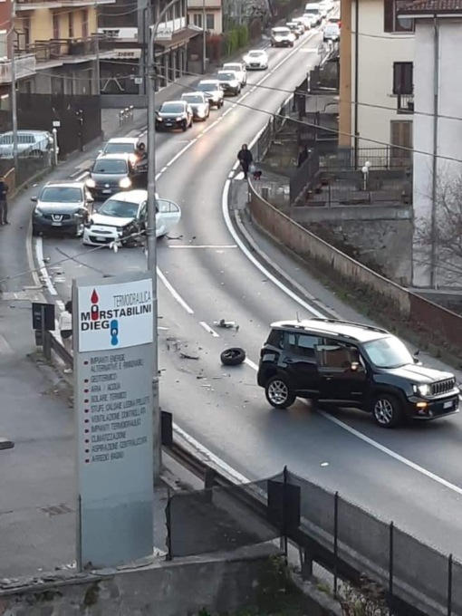 Incidente a Ponte Nossa: cinque persone ferite, traffico bloccato