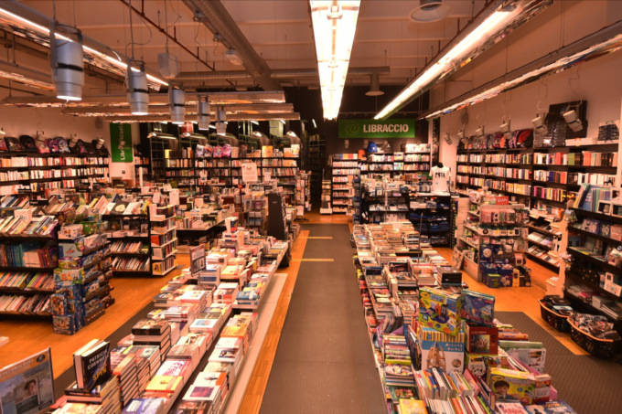 Paghi 10 euro e riempi la borsa di libri: il 25 marzo al Libraccio di Curno c’è “Leggo Molto”