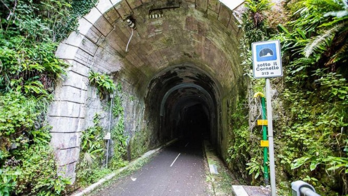 L’incidente sulla ciclopedonale della Val Brembana fa esplodere la faida ciclisti-pedoni