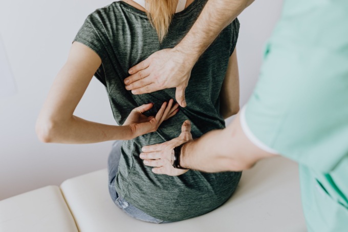 Strane manovre dall’osteopata, poi il bacio rubato: 51enne a processo per violenza sessuale