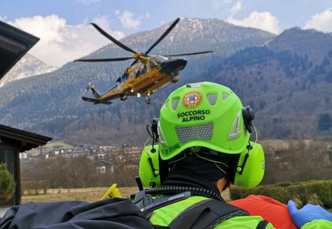 Si stacca un pezzo di roccia dal Pizzo Redorta, soccorsi due alpinisti
